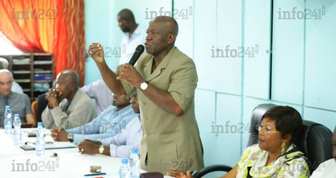 Reforme des bourses : le ministre Michel Menga « humilié » par des syndicalistes en colère