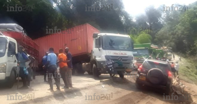 Gabon : Chaos routier à Ndjolé après une mauvaise manœuvre d’un semi-remorque