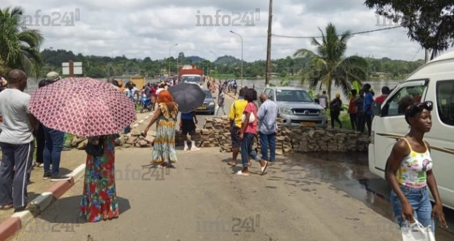 Lambaréné : Un camion englouti dans l’Ogooué, les populations en colère érigent des barricades