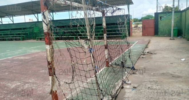 Le plateau de handball de la ville de Port-Gentil dans un état de décrépitude avancée