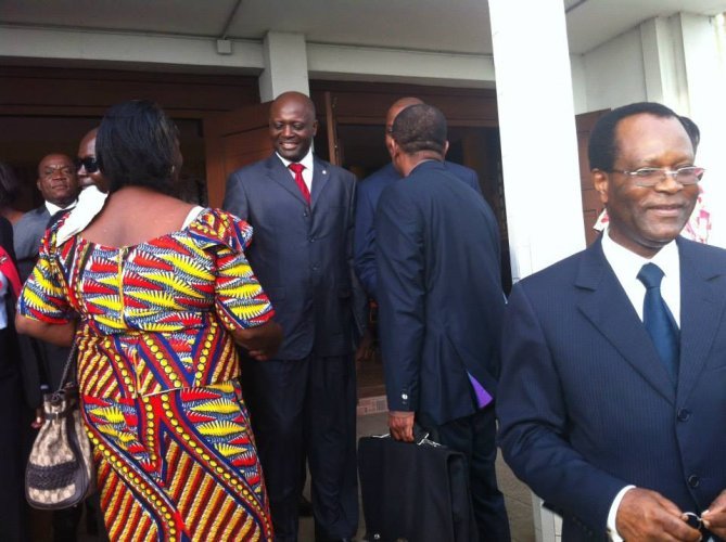 Sortie de la messe célébrée à la cathédrale Sainte-Marie de Libreville