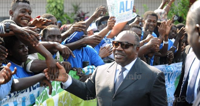 De retour de Cuba, Ali Bongo accueilli par des centaines de partisans rémunérés