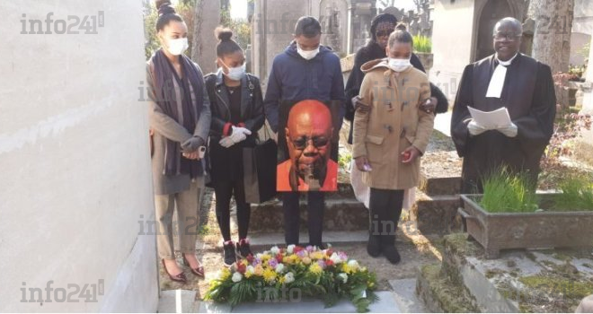 Les proches de Manu Dibango se recueillent sur sa tombe