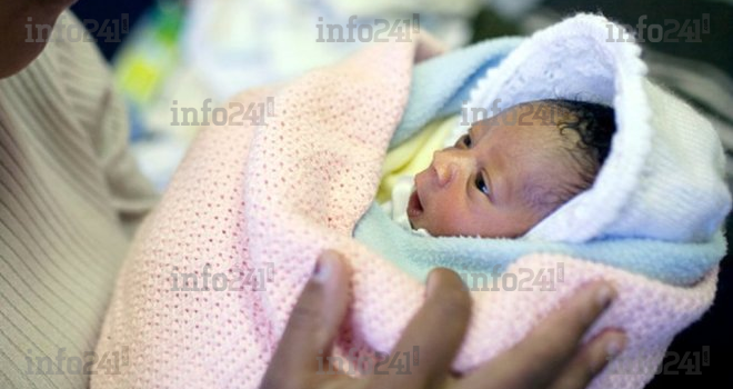 Désemparée, une gabonaise de 18 ans délaisse sa fillette de 4 mois en bordure de route