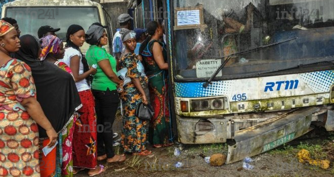 Une épave de bus transformée en bureau de vote en Guinée&nbsp;!
