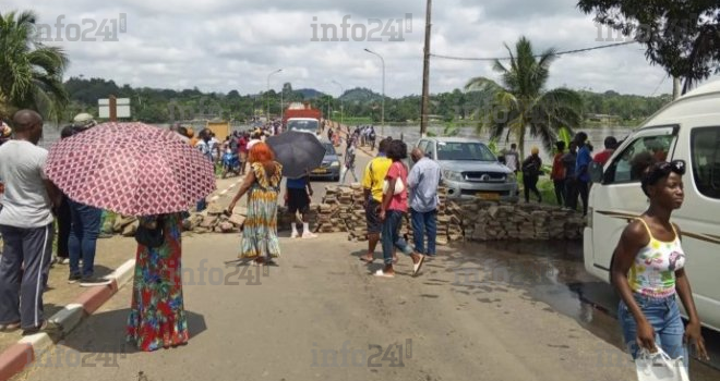Lambaréné&nbsp;: Un camion englouti dans l’Ogooué, les populations en colère érigent des barricades