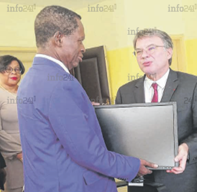 Une quinzaine d’ordinateurs offerts en don au CESE du Gabon par la France