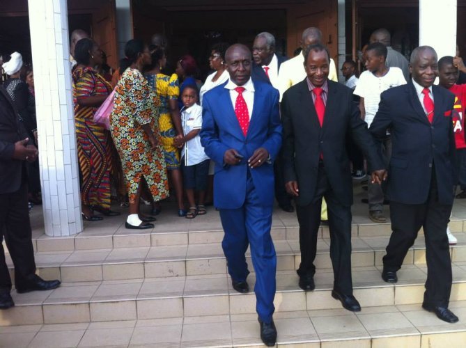 Sortie de la messe célébrée à la cathédrale Sainte-Marie de Libreville