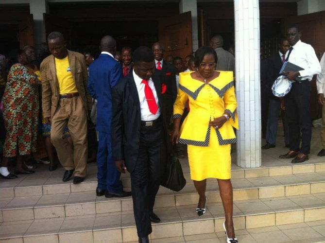 La veuve du disparu, à sa sortie de la messe célébrée à la cathédrale Sainte-Marie de Libreville