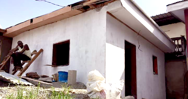 Des jeunes des mapanes volent au secours d’une veuve en construisant sa maison