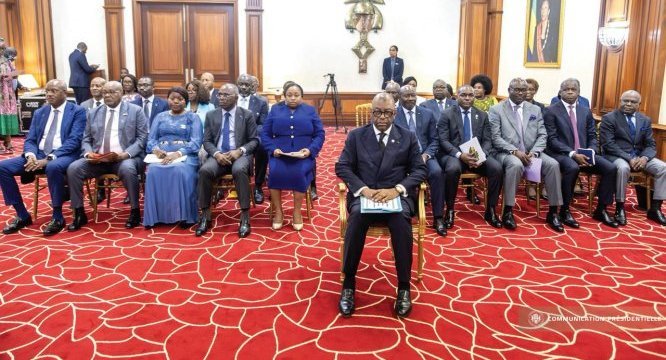 Gabon&nbsp;: 18 ministres contraints de démissionner éjectés, 9 supers ministres assureront leur intérim