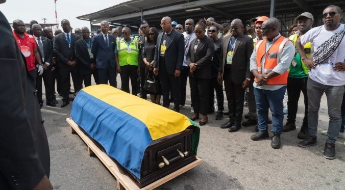 Dernier retour au pays&nbsp;: le Gabon accueille avec émotion la dépouille d’Aaron Boupendza