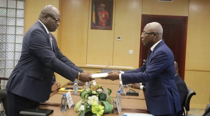 Gabon&nbsp;: 72h après son triomphe, Onanga Ndiaye s’installe à la tête de l’Assemblée nationale