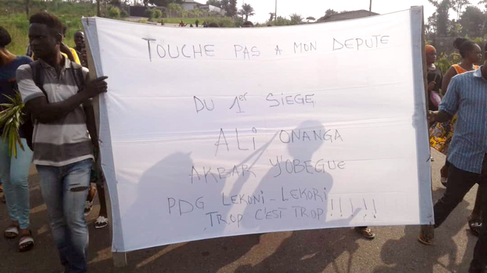 Des gabonais manifestent contre l’exclusion d’Ali Akbar Onanga Y’Obegue du PDG&nbsp;!