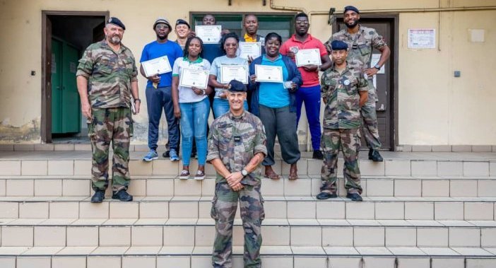 Les gestes de premiers secours en forêt transmis par les Eléments français au Gabon à des ONG