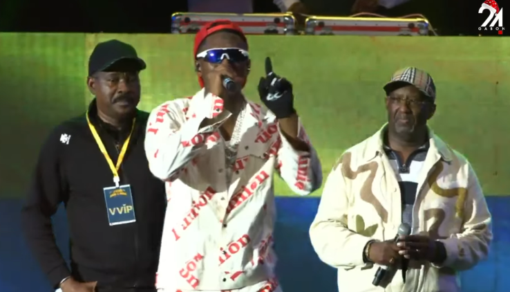 Le rappeur L’Oiseau Rare obtient sa nationalité gabonaise en plein concert à Libreville