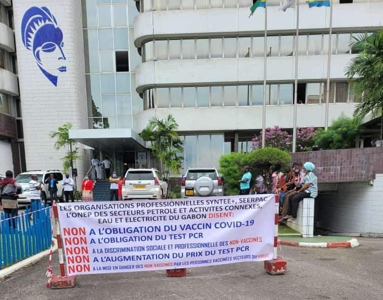 Les agents de la SEEG sur leur piquet de grève à Libreville