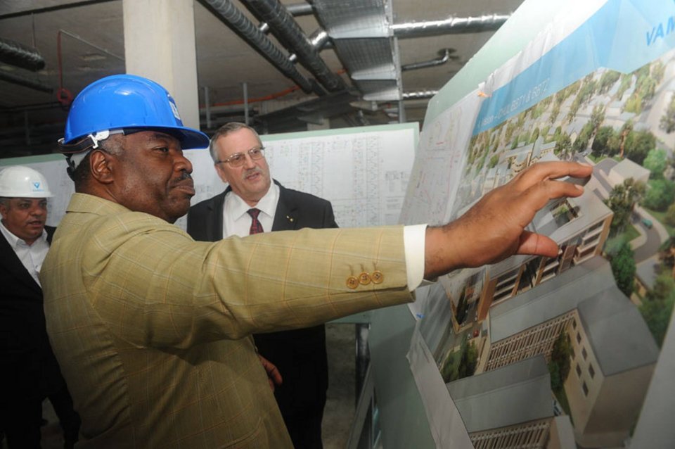 Ali Bongo sur les chantiers des hôpitaux de Libreville et Owendo