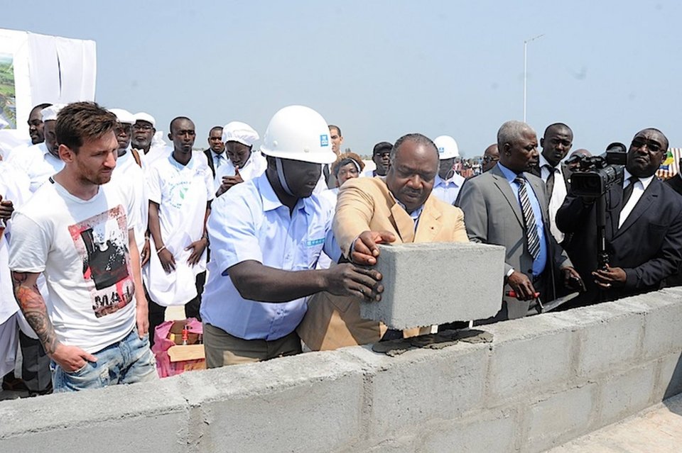 La pose de la première pierre du stade de Port-Gentil en images