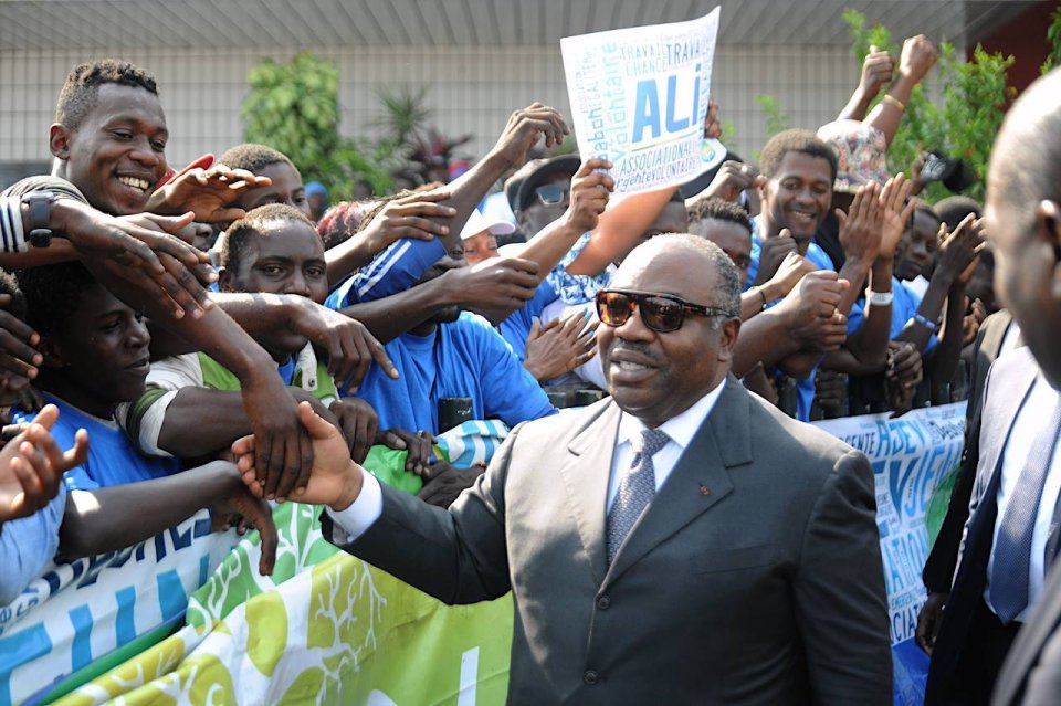 De retour de Cuba, Ali Bongo accueilli par des centaines de partisans rémunérés